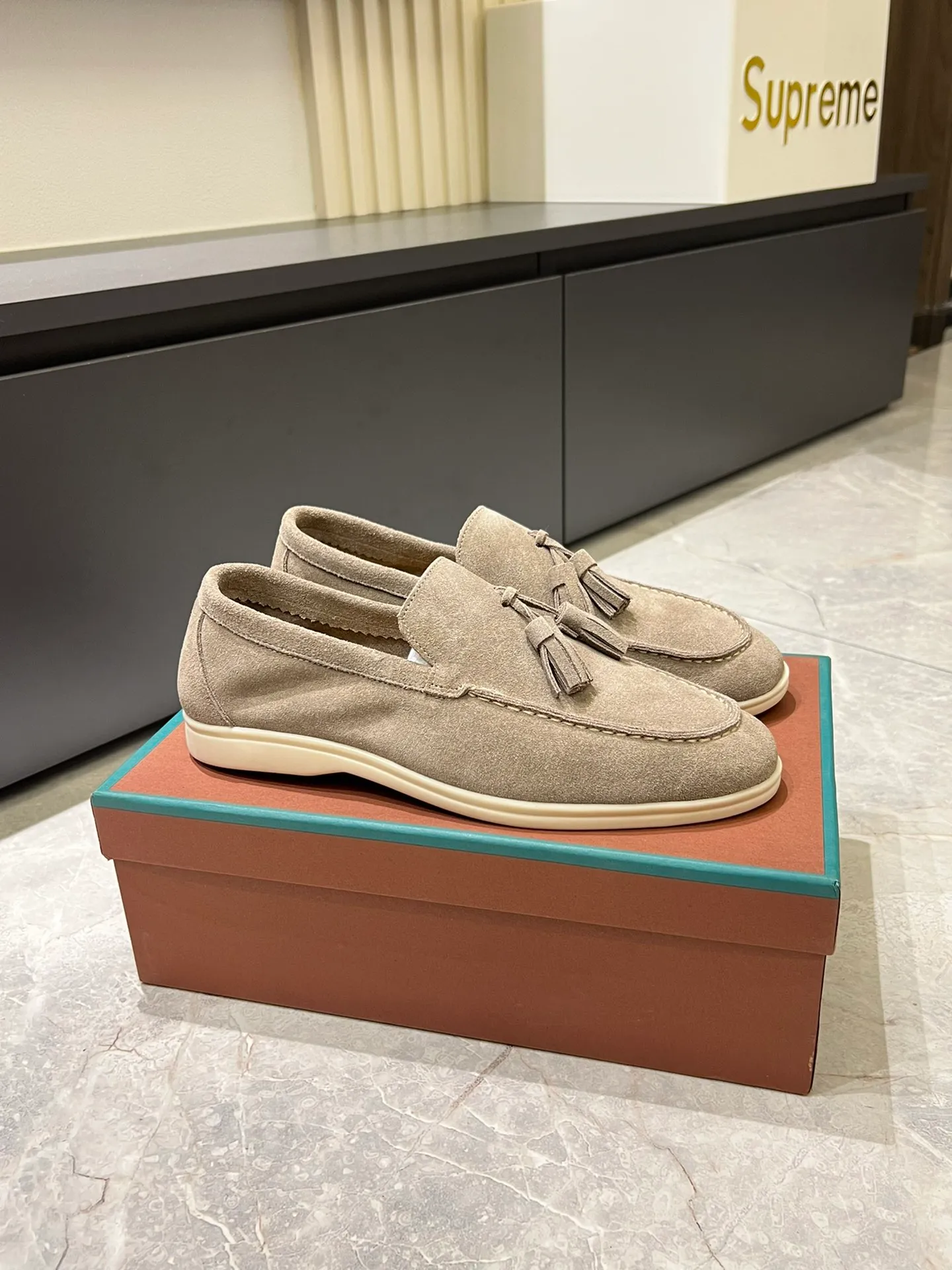 Men's shoes 💰p360 "Loro men's shoes 💰pian'*" Classic L men's shoes for couples 💰p Top version British flat loafers, a must-have item in old money style, the minimalist design is eye-catching and durable, a plus point for dressing The soft foot feel and texture are outstanding. They don’t scratch your feet and are very nice. They are matched with soft and waxy soles. They can be worn daily for a long time without getting tired. They are easy to wear, versatile and classic items, with perfect foot feel and texture! Imported cashmere fabric, the lining is made of imported A-grade water-dyed cow lining, the top version of the genuine leather midsole is sewn with pure handmade mark thread! Size: Female 35-40 (34. Customized) Male 38-44 (45.46. Customized)